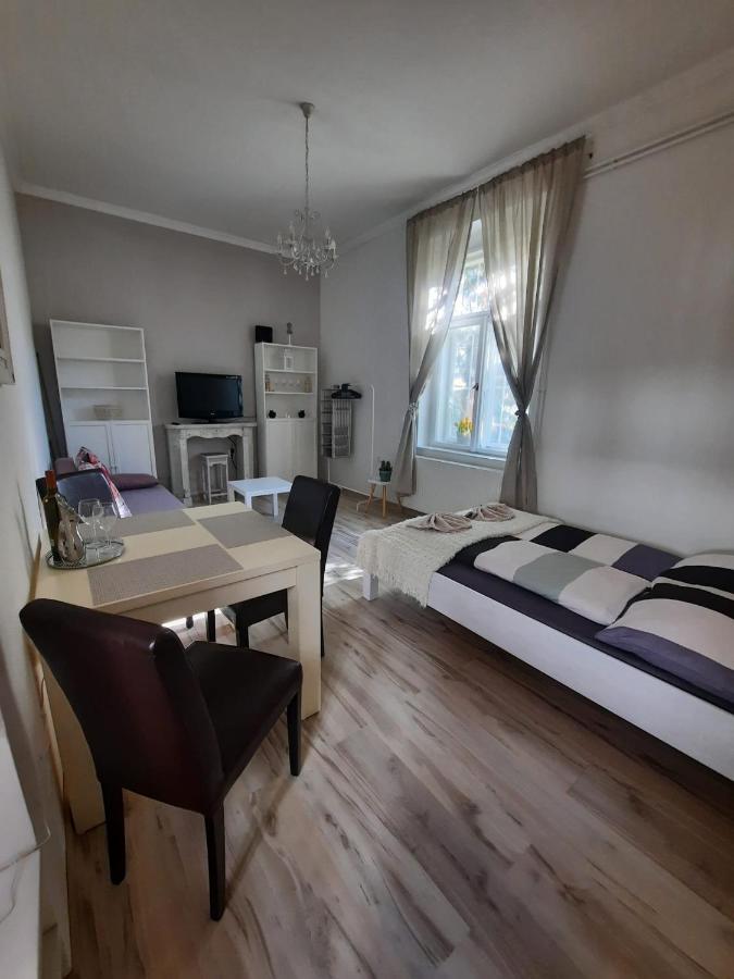 Apartman Matty V Tichom Dvore Priamo V Centre Bratislava Buitenkant foto